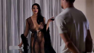 סלוץ קירא מלכּה האָט אײַנגעלאַדן איר שכנה אויף טײ און אים געפּאַקט אױפֿן מיטאָג טיש